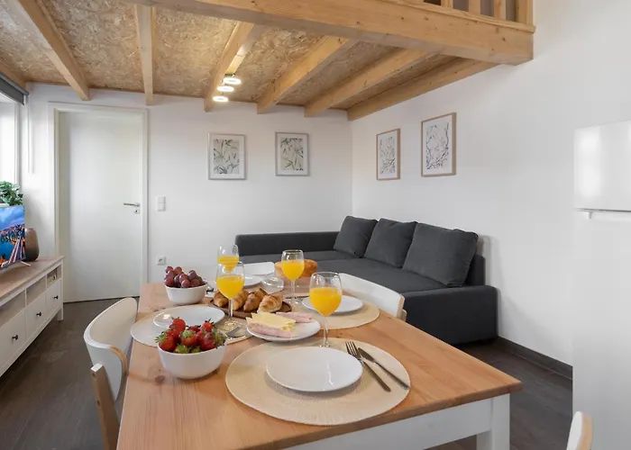 Host Wise - Stylish Duplex House - Terrace & River View