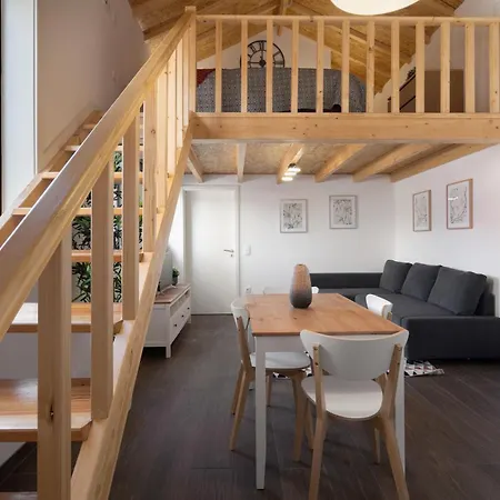 Host Wise - Stylish Duplex House - Terrace & River View Daire