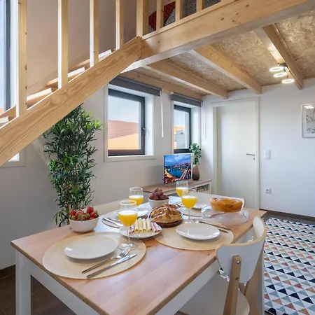 Host Wise - Stylish Duplex House - Terrace & River View